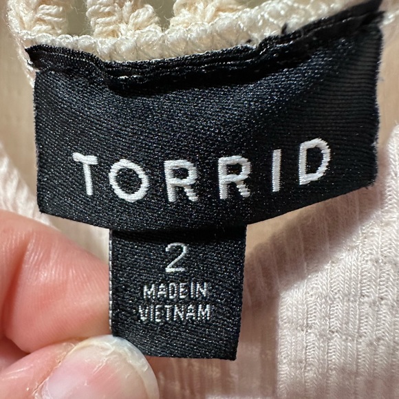 Torrid Cream Asymmetrical Sleeveless Tank size 2 (2X) - Picture 3 of 5